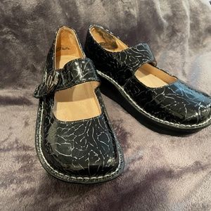 Alegria Paloma Black Patent Leather Etched Mary Jane Clog Shoes - 6 1/2/36